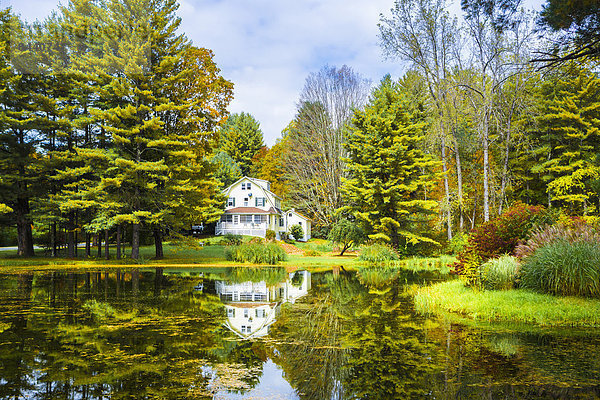 Vereinigte Staaten von Amerika USA Farbaufnahme Farbe Amerika Wohnhaus Landschaft Reise Spiegelung Architektur bunt Herbst Tourismus Massachusetts