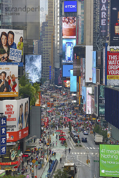 Stufe  Vereinigte Staaten von Amerika  USA  Farbaufnahme  Farbe  Skyline  Skylines  überqueren  Mensch  New York City  Amerika  Menschen  Reise  Werbung  Großstadt  Architektur  bunt  Quadrat  Quadrate  quadratisch  quadratisches  quadratischer  Tourismus  Innenstadt  Broadway  Manhattan  Times Square
