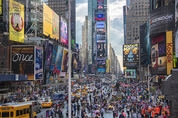 Stufe  Vereinigte Staaten von Amerika  USA  Farbaufnahme  Farbe  Skyline  Skylines  überqueren  Mensch  New York City  Amerika  Menschen  Reise  Werbung  beschäftigt  Großstadt  Menschenmenge  Architektur  bunt  Quadrat  Quadrate  quadratisch  quadratisches  quadratischer  Tourismus  Innenstadt  bevölkert  Manhattan  Times Square