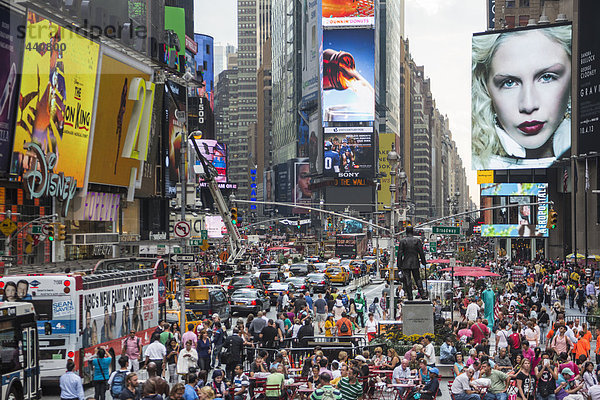 Stufe  Vereinigte Staaten von Amerika  USA  Farbaufnahme  Farbe  Skyline  Skylines  überqueren  Mensch  New York City  Amerika  Menschen  Reise  Werbung  beschäftigt  Großstadt  Menschenmenge  Architektur  bunt  Quadrat  Quadrate  quadratisch  quadratisches  quadratischer  Tourismus  Innenstadt  bevölkert  Manhattan  Times Square