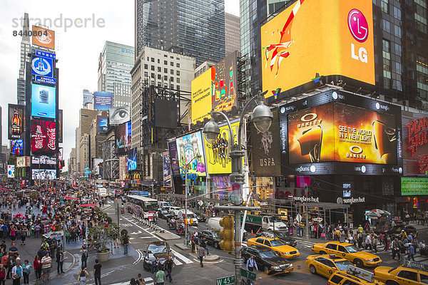 Stufe  Vereinigte Staaten von Amerika  USA  Farbaufnahme  Farbe  Skyline  Skylines  überqueren  Mensch  New York City  Amerika  Menschen  Reise  Werbung  Großstadt  Architektur  bunt  Quadrat  Quadrate  quadratisch  quadratisches  quadratischer  Tourismus  Innenstadt  Manhattan  Times Square