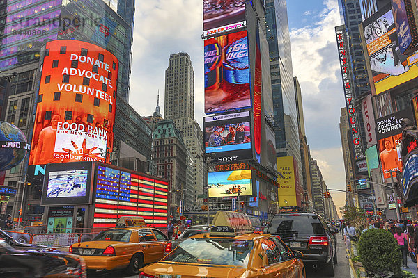 Stufe  Vereinigte Staaten von Amerika  USA  Farbaufnahme  Farbe  Skyline  Skylines  überqueren  Mensch  New York City  Amerika  Menschen  Reise  Werbung  Großstadt  Architektur  bunt  Quadrat  Quadrate  quadratisch  quadratisches  quadratischer  Tourismus  Innenstadt  Manhattan  Times Square