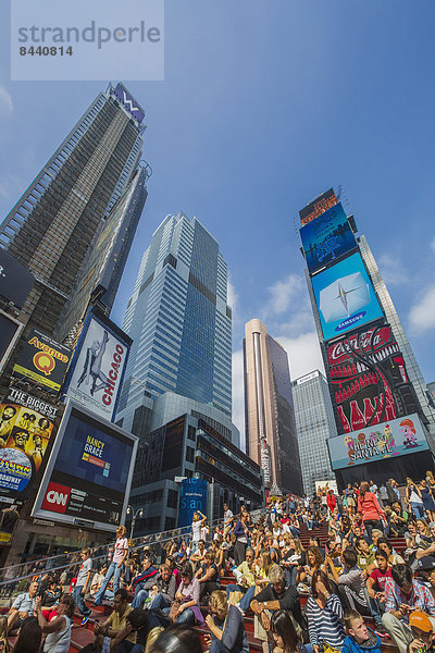 Stufe  Vereinigte Staaten von Amerika  USA  Farbaufnahme  Farbe  Skyline  Skylines  überqueren  Mensch  New York City  Amerika  Menschen  Reise  Werbung  Großstadt  Menschenmenge  Architektur  bunt  Quadrat  Quadrate  quadratisch  quadratisches  quadratischer  Tourismus  Innenstadt  Broadway  Manhattan  Times Square