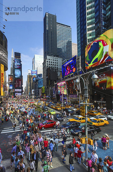 Vereinigte Staaten von Amerika  USA  Farbaufnahme  Farbe  Skyline  Skylines  überqueren  Mensch  New York City  Amerika  Menschen  Reise  Werbung  beschäftigt  Großstadt  Menschenmenge  Architektur  bunt  Quadrat  Quadrate  quadratisch  quadratisches  quadratischer  Tourismus  Innenstadt  Broadway  Manhattan  Times Square