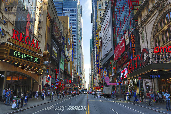 Vereinigte Staaten von Amerika  USA  Farbaufnahme  Farbe  Skyline  Skylines  überqueren  Mensch  New York City  Amerika  Menschen  Straße  Reise  Werbung  Großstadt  Architektur  bunt  Tourismus  Innenstadt  Broadway  Manhattan  Times Square