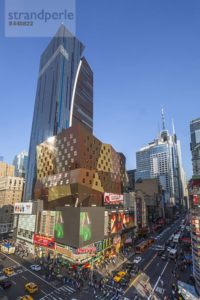Vereinigte Staaten von Amerika  USA  Farbaufnahme  Farbe  Skyline  Skylines  überqueren  Mensch  New York City  Amerika  Menschen  Gebäude  Straße  Reise  Werbung  Großstadt  Architektur  bunt  Tourismus  Innenstadt  Manhattan  Times Square