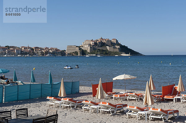 Frankreich  Europa  Strand  Küste  Sand  Liege  Liegen  Liegestuhl  Calvi  Korsika