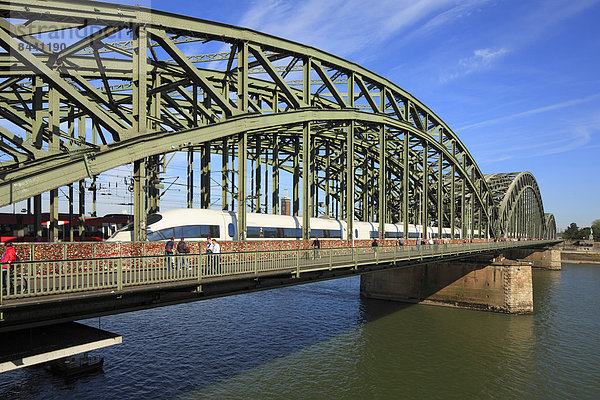 Brücke  Zug  Köln  Deutschland  Nordrhein-Westfalen  Rheinland