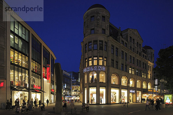 Kaufhaus Einkaufszentrum beleuchtet Abend Nacht Schaufenster Fussgängerzone Blaue Stunde Köln Innenstadt Deutschland Rheinland Einkaufsstraße Nordrhein-Westfalen Innenstadt