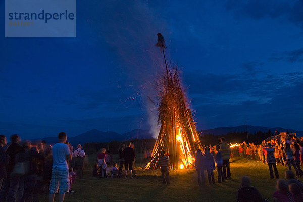 Lagerfeuer  Fest  festlich  Tradition  Nacht  Beleuchtung  Licht  Feuer  Bayern  Deutschland  Romantik  Sonne  Oberbayern