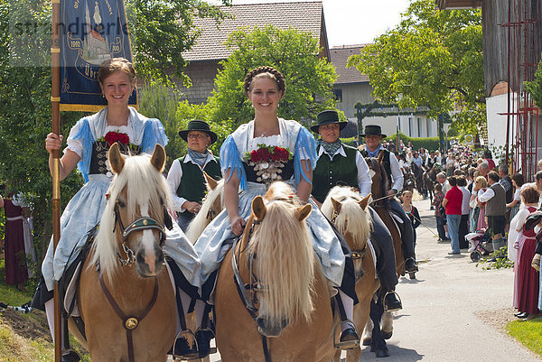 Tradition  Dorf  Kultur  Dekoration  Tracht  sticken  reiten - Pferd  Bayern  Deutschland  mitfahren  Oberbayern