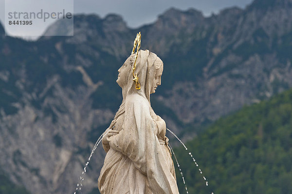 Wasser  Bewunderung  Religion  Figur  Ziehbrunnen  Brunnen  Marmor  Jungfrau Maria  Madonna  Österreich  katholisch  Großgmain  Wallfahrt  Salzburg