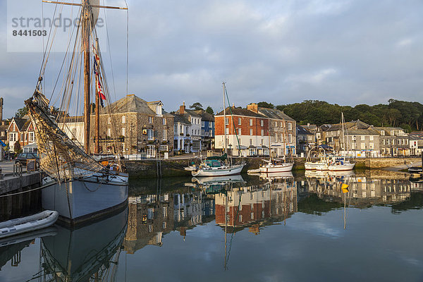 Fischereihafen  Fischerhafen  Hafen  Europa  britisch  Großbritannien  Küste  Padstow  Cornwall  England  Fischerboot