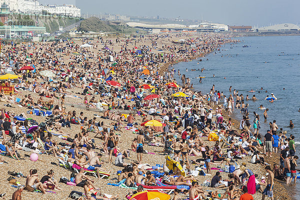 Europa  Mensch  Menschen  Strand  britisch  Großbritannien  Küste  Menschenmenge  Tourist  Meer  Urlaub  voll  Brighton  bevölkert  East Sussex  England  Sussex  Tourismus