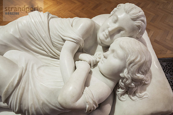 Europa  Skulptur  Junge - Person  Unschuld  britisch  Großbritannien  schlafen  Innenaufnahme  Museum  Dorset  England