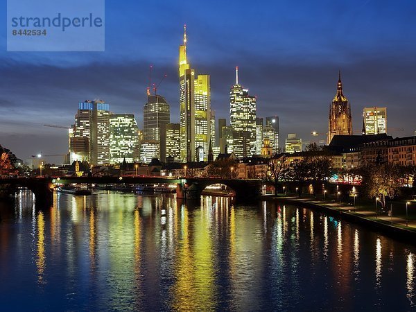 Deutschland  Hessen  Frankfurt am Main  Bankenviertel  Ignatz-Bubis-Brücke  Skyline am Abend