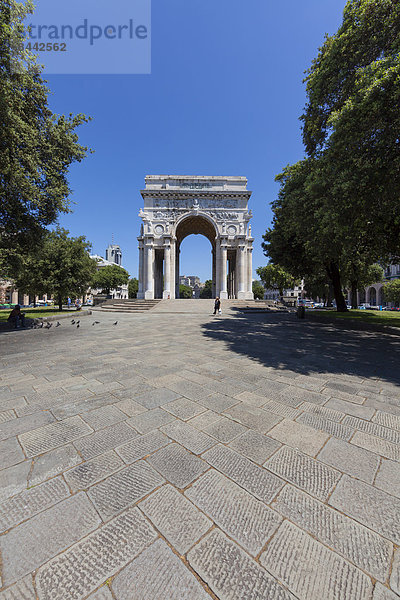Italien  Ligurien  Genua  Piazza della Vittoria  Blick auf Triumphbogen