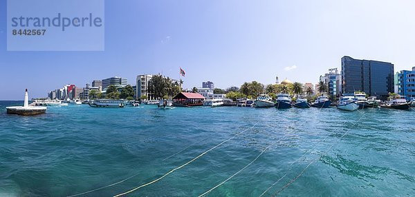 Malediven  Männlich  Hafeneinfahrt