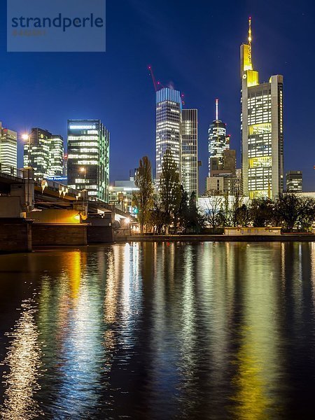 Deutschland  Hessen  Frankfurt  Blick auf die Wolkenkratzer des Finanzbezirks bei Nacht