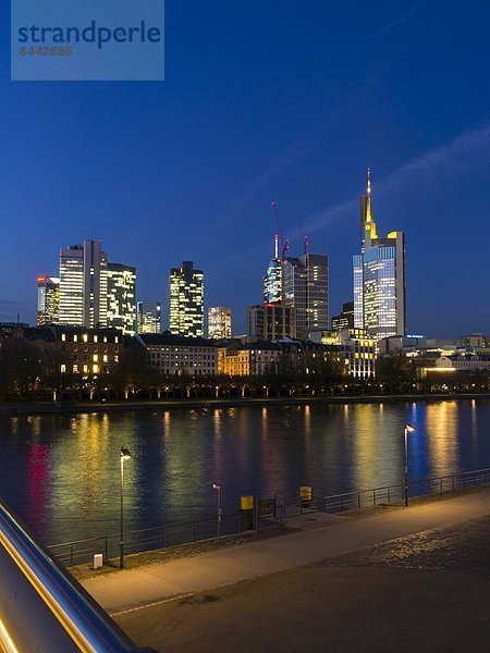 Deutschland  Hessen  Frankfurt  Blick auf Skyline mit Finanzviertel in der Abenddämmerung