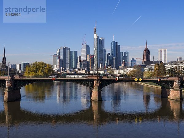 Deutschland  Hessen  Skyline von Frankfurt hinter Ignatz-Bubis-Brücke