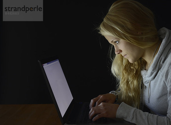 Junge Frau mit Laptop