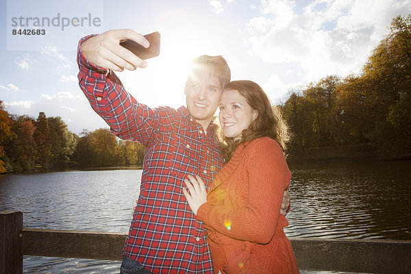 Ein glückliches junges Paar  das sich selbst fotografiert.