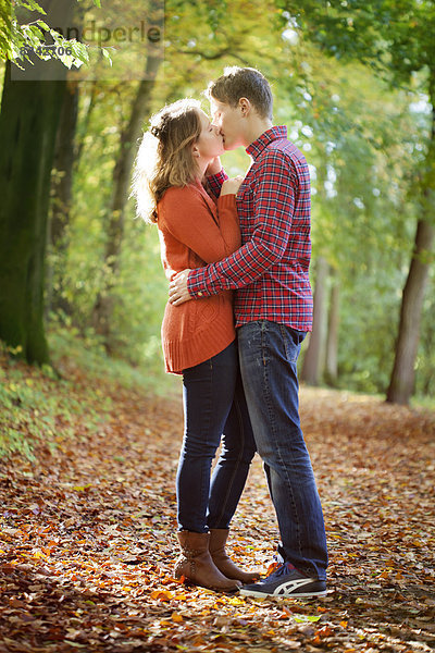 Glückliches junges Paar genießt den Herbst im Park