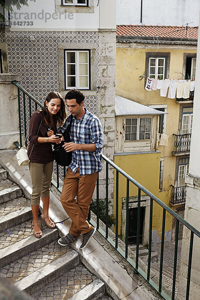 Portugal  Lisboa  Mouraria  junges Paar an der Treppe stehend