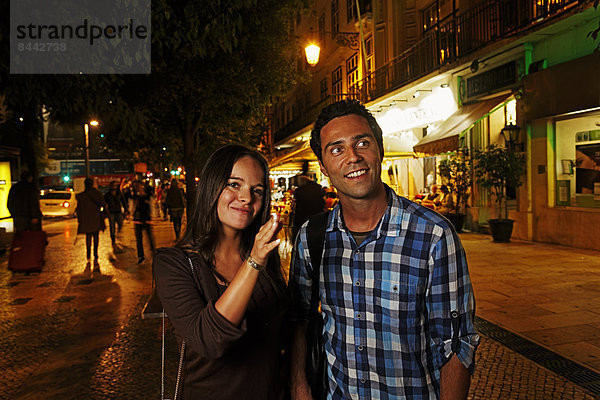 Portugal  Lisboa  Baixa  Rossio  Praca Dom Pedro IV  junges Paar unterwegs bei Nacht