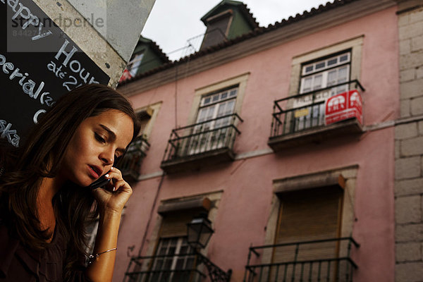 Portugal  Lisboa  Bairro Alto  junge Frau beim Telefonieren