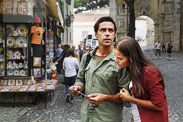 Portugal  Lisboa  Baixa  Rossio  junges Paar beim Betrachten der Postkarte