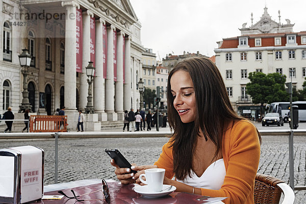 Portugal  Lisboa  Baixa  Rossio  Praca Dom Pedro IV  Teatro Nacional  junge Frau sitzend im Straßencafé