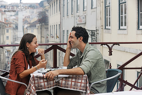 Portugal  Lisboa  Carmo  Largo du Duque  junges Ehepaar im Straßencafé
