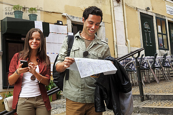 Portugal  Lisboa  Carmo  Calcada du Duque  junges Paar mit Stadtplan zur Orientierung