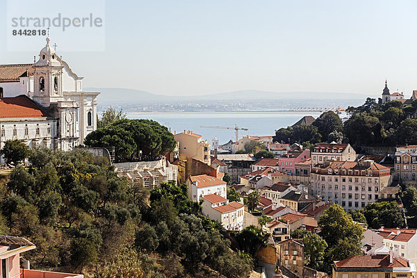 Portugal  Lissabon  Mouraria  Miradouro de Nossa Senhora do Monte  Blick auf Tejo