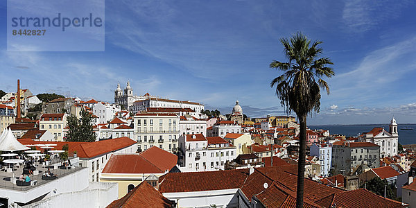 Portugal  Lissabon  Alfama  Largo das Portas do Sol  Blick über die Dächer
