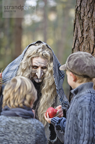 Deutschland  Nordrhein-Westfalen  Mönchengladbach  Szene aus dem Märchen Hänsel und Gretel  die den Kindern einen Apfel anbietet