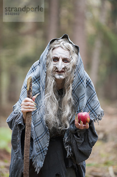 Deutschland  Nordrhein-Westfalen  Mönchengladbach  Märchenszene  Hexe mit Apfel im Wald