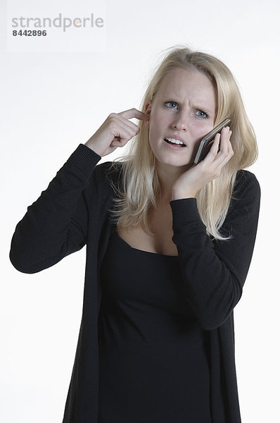 Verärgerte junge Frau am Telefon