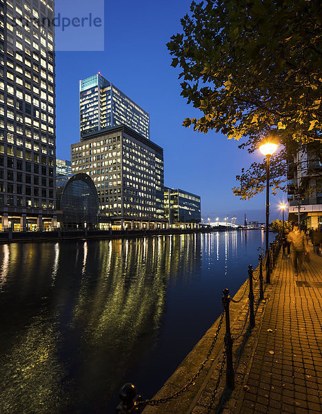 UK  London  Docklands  beleuchtete Gebäude im Finanzviertel