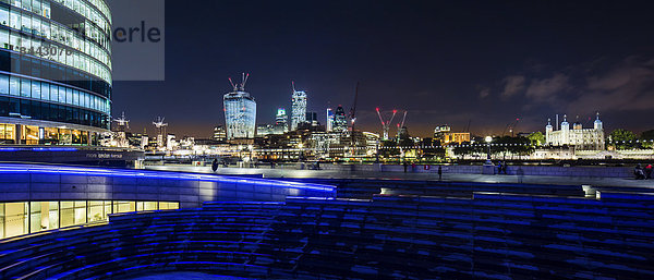 UK  London  Blick auf beleuchtete Skyline bei Nacht