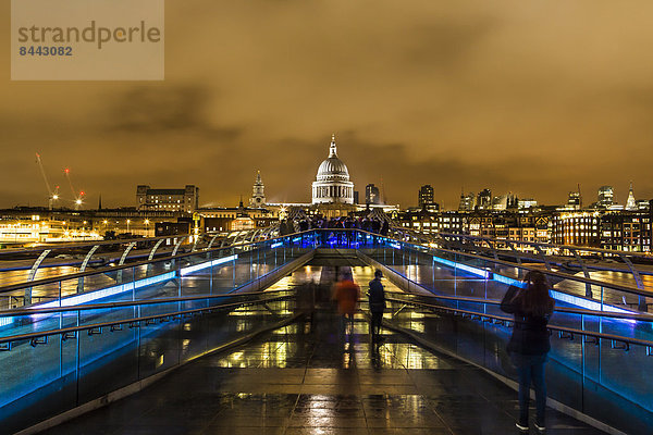 Großbritannien  London  Blick von der Millennium Bridge zur beleuchteten Kathedrale St. Pauls