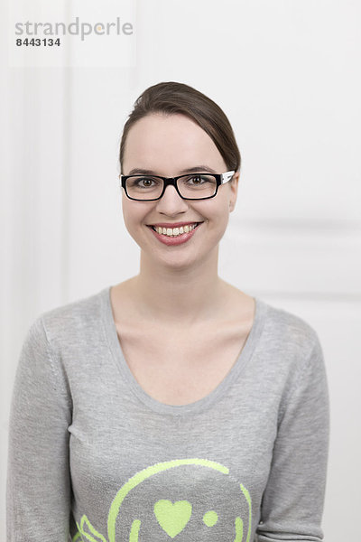 Lächelnde junge Frau mit Brille  Portrait