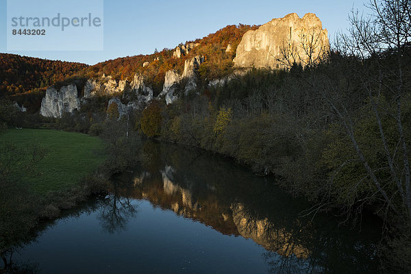 Deutschland  Baden Württemberg  Blick auf Rabenfelsen im Naturpark Obere Donau im Herbst