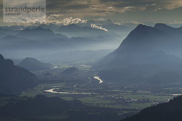 Österreich  Tirol  Inntal  Blick auf den Inn  Herbst