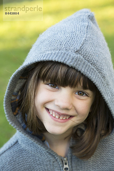 Porträt eines lächelnden kleinen Mädchens in Kapuzenjacke