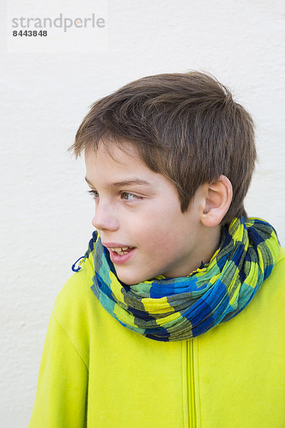 Portrait des Jungen mit Kapuzenjacke und Schal