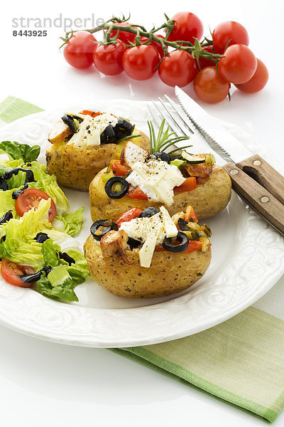 Mediterrane Bratkartoffeln mit Tomaten  Frühlingszwiebeln  Oliven  Huhn  Ricotta und Parmesankäse