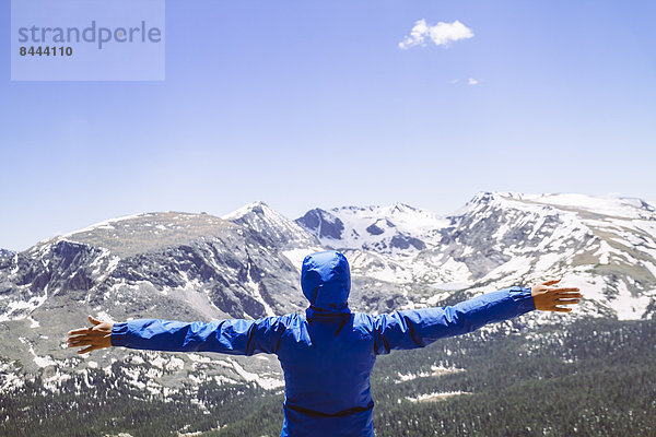 USA  Colorado  Rocky Mountain National Park  Frau mit Blick auf die Berge